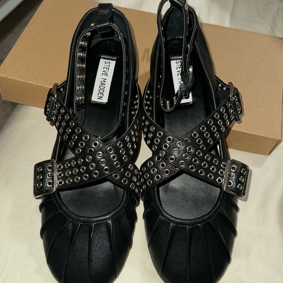 Stud detail wrap flats - Picture 1 of 4